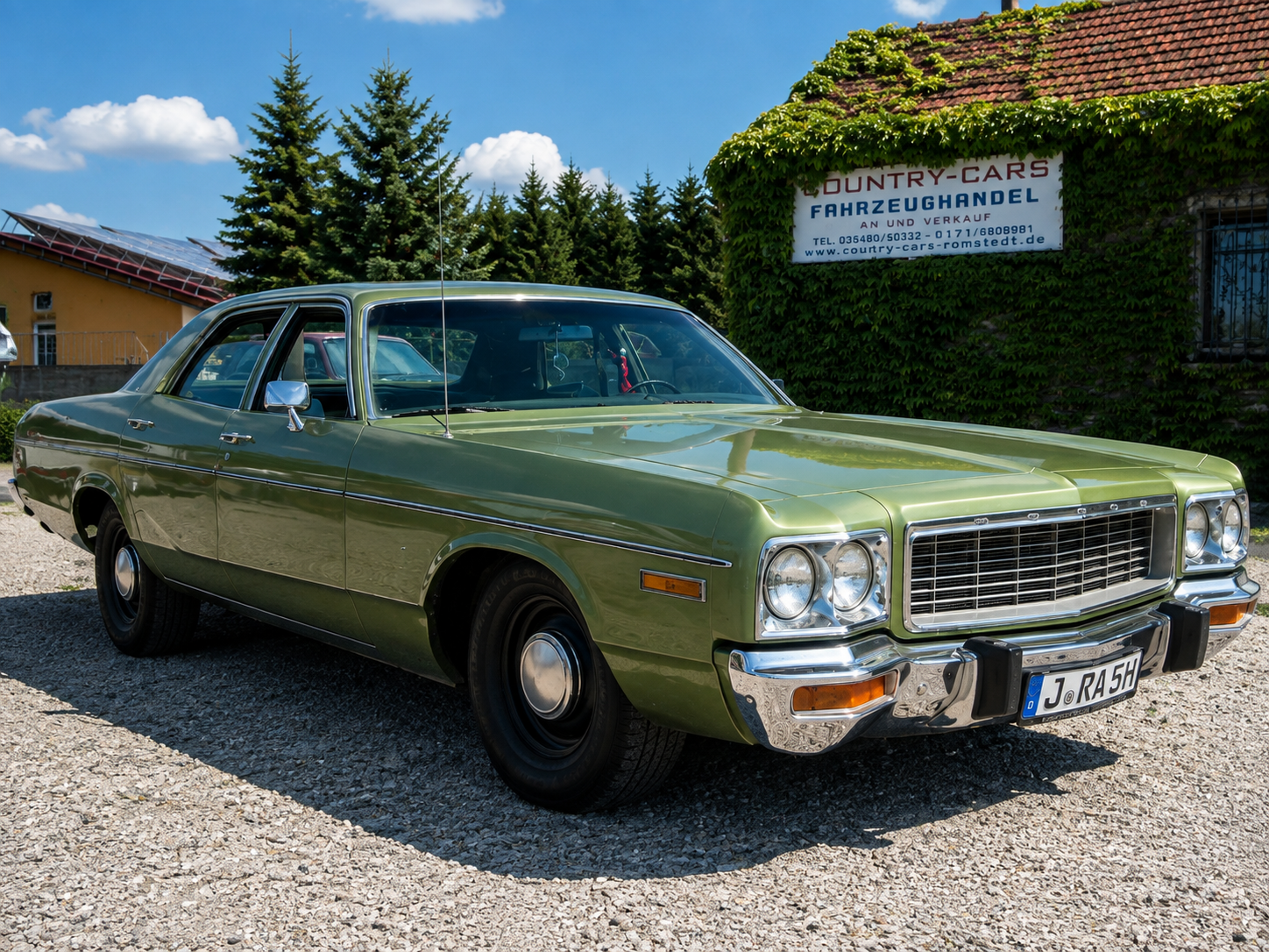 Grüner US-Klassiker vor dem efeubewachsenen Country Cars Betriebsgebäude in Bad Sulza-Kleinromstedt