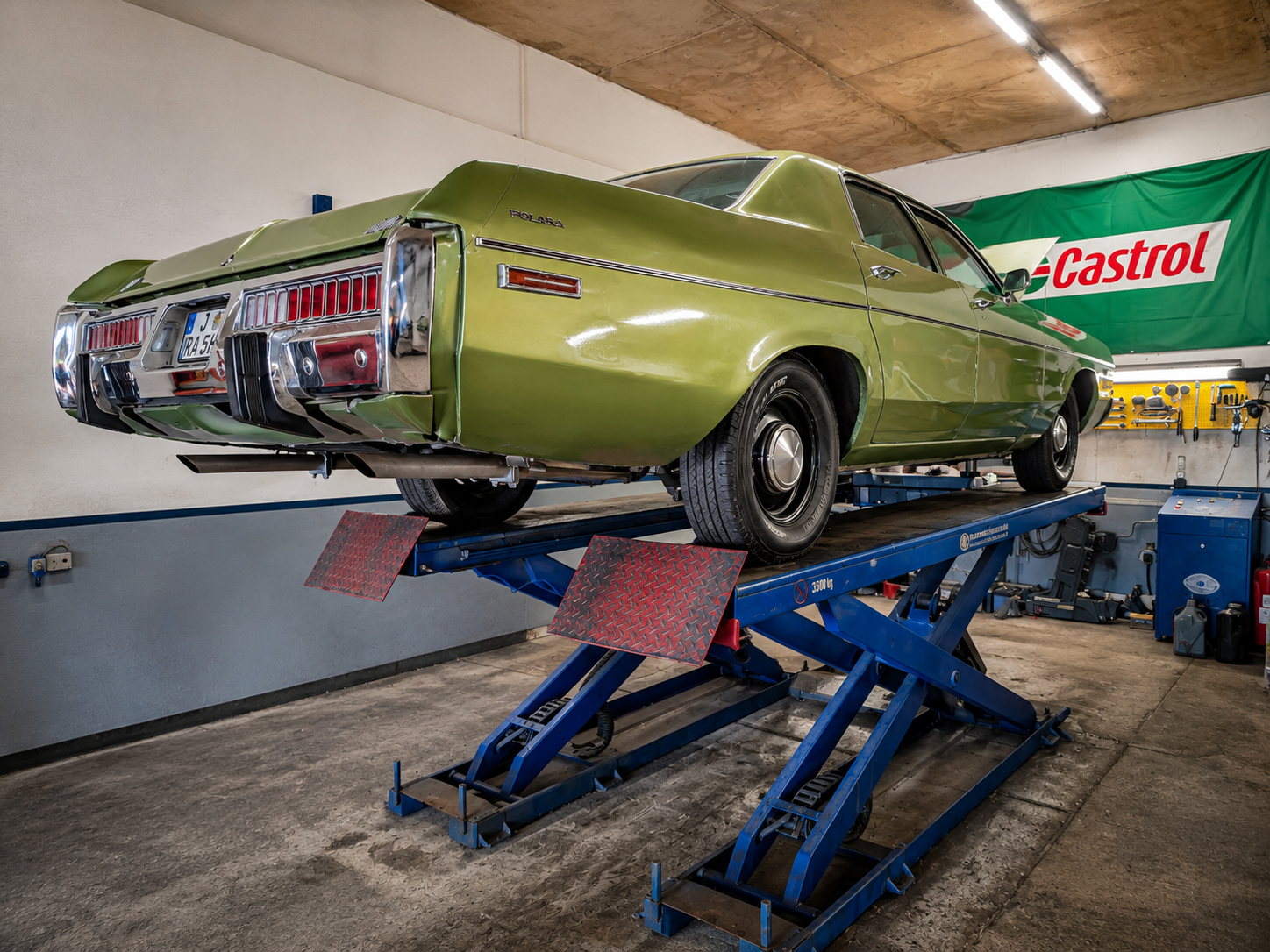 Grüner Dodge auf der Hebebühne in der Werkstatt von Country Cars